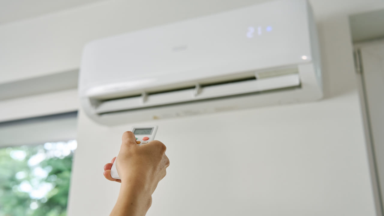 రిమోట్ లేకపోయినా ఏసీ ఉపయోగించడానికి ప్రత్యామ్నాయ మార్గాలు ఉన్నప్పటికీ, సాధారణ వినియోగానికి సరైన రిమోట్‌ను ఉపయోగించడం ఉత్తమం. అవసరమైతే కొత్త రిమోట్ కొనుగోలు చేయడం లేదా యూనివర్సల్ రిమోట్ ఉపయోగించడం మంచిదని నిపుణులు సూచిస్తున్నారు.