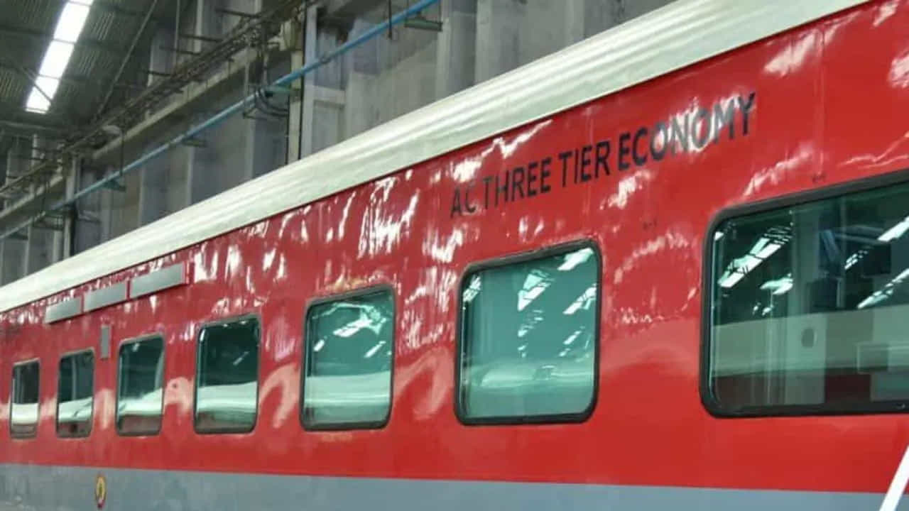 అయితే 3AC, 3E మధ్య అనేక తేడాలు ఉన్నాయి. 3 ఏసీలో 72 బెర్త్‌లు ఉంటాయి. కానీ 3Eలో కేవలం 80 నుంచి 83 బెర్త్‌లు ఉంటాయి. అంటే త్రీ టైర్ ఏసీలో కంటే 3Eలో బెర్త్‌లు ఎక్కువగా ఉంటాయి. దీని వల్ల బెర్త్‌ల మధ్య దూరం తక్కువగా ఉంటుంది. ఈ కారణంతో కాస్త ఇరుకుగా అనిపిస్తుంది. దీని వల్ల త్రీటైర్ ఏసీతో పోలిస్తే 3Eలో టికెట్ ధర 6 నుంచి 8 శాతం వరకు తక్కువగా ఉంటుంది.
