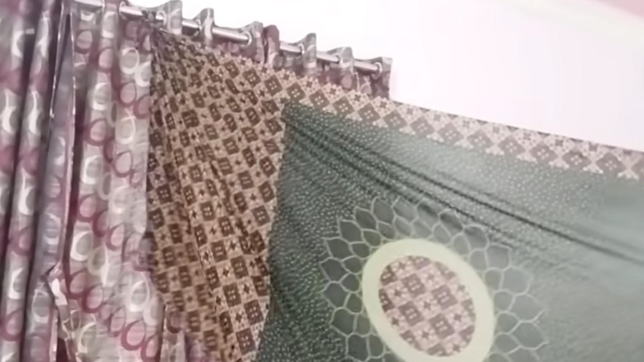 ఇలా చేస్తే బయట నుంచి లోపలి వచ్చే గాలి అది గదిని మొత్తాన్ని చల్లబరుస్తుంది. గది లోపల ఉండే కిటికీలు, తలుపులు తెరిచి ఉంచాలి. ఇలా చేయడం వలన త్వరగా గదంతా చల్లబడుతుంది. 