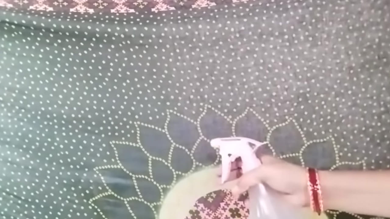 ఎండాకాలంలో పాత చీర ఆరిపొతోంది కాబట్టి, రోజులో 4 దానిని నీటితో తడుపుతూ ఉండాలి. అప్పుడు ఏసీ లాంటి కూల్ గాలి ఇంట్లోనే.
దీనికి ఫ్యాన్ , కరెంట్ కూడా అవసరం లేదు. 