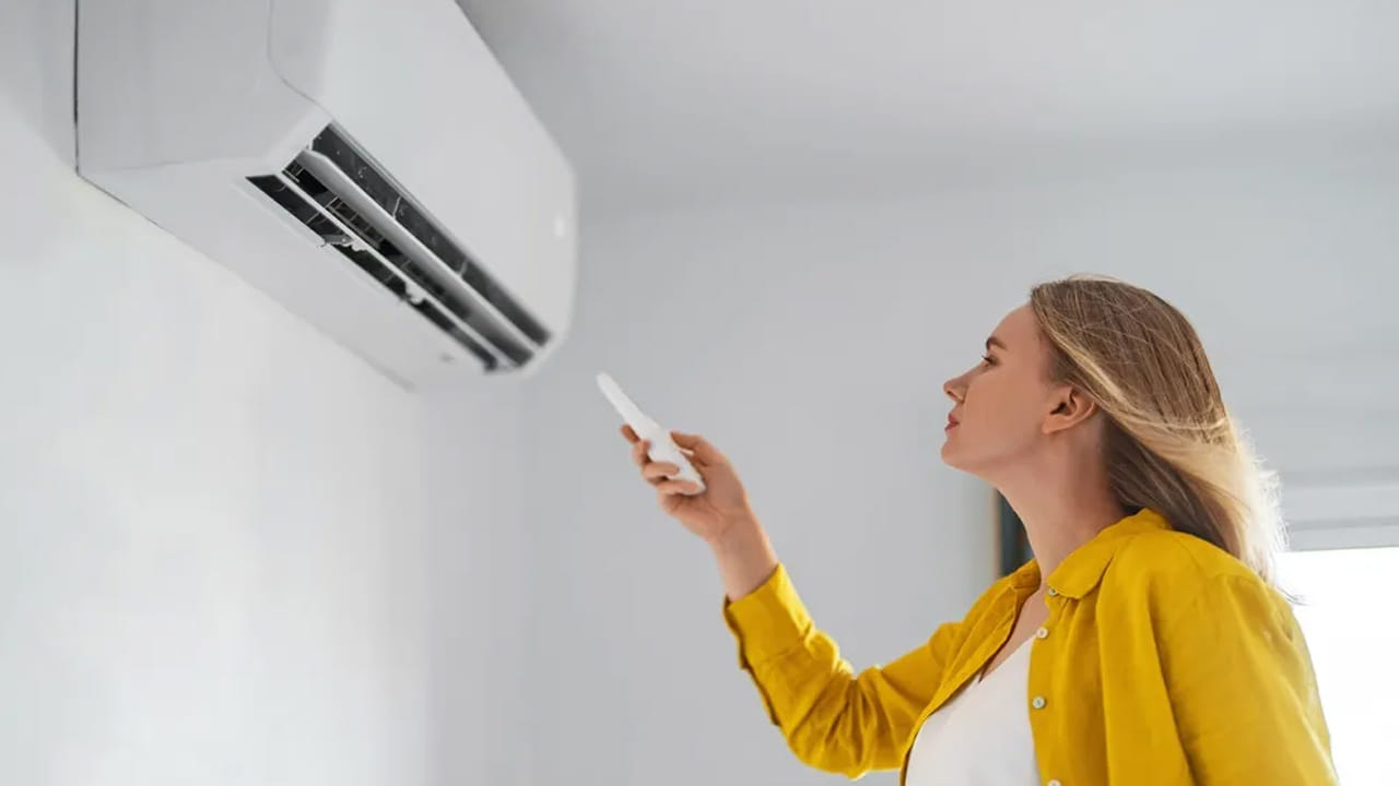 మీరు స్టెబిలైజర్‌ను కొనుగోలు చేస్తుంటే, రాగి కాయిల్స్ ఉన్నదాన్ని ఎంచుకోవడానికి ప్రయత్నించండి. రాగి కాయిల్స్ ఉన్న స్టెబిలైజర్లు ఎక్కువ మన్నికైనవి, మెరుగైన పనితీరును అందిస్తాయి. అలాగే, మీ ఏసీకి సరైన రక్షణ లభించేలా చూసుకోవడానికి, ఎల్లప్పుడూ పేరున్న బ్రాండ్ స్టెబిలైజర్‌ను ఎంచుకోండి. మొత్తమ్మీద, మీ ప్రాంతంలో విద్యుత్ సమస్యలు ఉన్నా లేదా మీరు నాన్-ఇన్వర్టర్ ఏసీని కొనుగోలు చేస్తున్నా, స్టెబిలైజర్‌ను అమర్చడం ఒక తెలివైన నిర్ణయం.