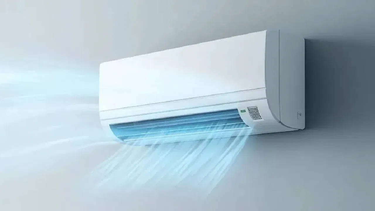 ప్రదేశాన్ని బట్టి ఎంపిక: వాతావరణ పరిస్థితులను బట్టి వీటి పనితీరు మారుతుంటుంది. గాలిలో తేమ ఎక్కువగా ఉండే సముద్ర తీర ప్రాంతాల్లో ఏసీ అత్యంత ప్రభావవంతంగా పనిచేస్తుంది. తేమ తక్కువగా ఉండే ప్రాంతాల్లో కూలర్లు అద్భుతమైన చల్లదనాన్ని, ఆహ్లాదకరమైన గాలిని అందిస్తాయి.
