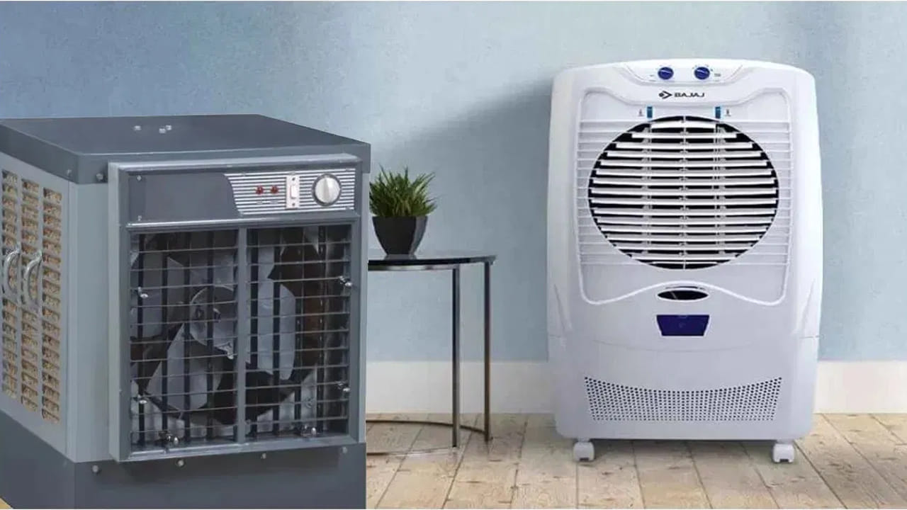 గాలి స్వచ్ఛత - ఆరోగ్య ప్రభావం: కూలర్ బయటి గాలిని లోపలికి పీల్చుకుని, నీటి ద్వారా చల్లబరిచి గదిలోకి పంపుతుంది. దీనివల్ల గదిలో ఆక్సిజన్ స్థాయిలు స్థిరంగా ఉంటాయి. గాలిలో సహజ సిద్ధమైన తేమ ఉండటం వల్ల శ్వాస తీసుకోవడం సులభంగా ఉంటుంది. కానీ ఏసీ గదిలోని గాలిని పదే పదే చల్లబరుస్తుంది. గది పూర్తిగా మూసి ఉండటం వల్ల స్వచ్ఛమైన గాలి లోపలికి వచ్చే అవకాశం తక్కువ. దీనివల్ల గాలిలోని తేమ తగ్గిపోయి, చర్మం పొడిబారడం, గొంతు నొప్పి వంటి సమస్యలు వచ్చే ప్రమాదం ఉంది.
