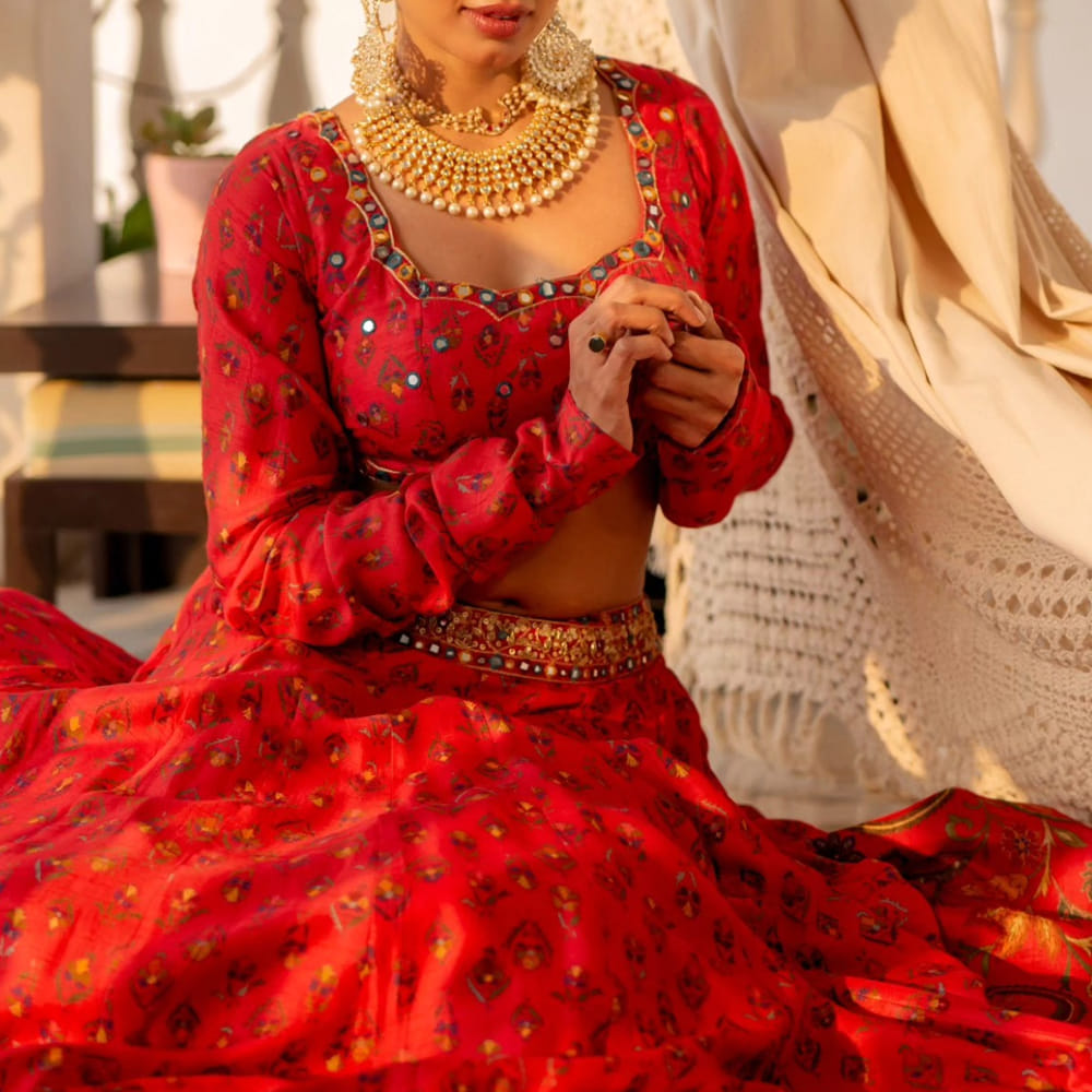 ఒకప్పుడు తన సినిమాలతో మెప్పించిన ఈ అందాల తార ఇప్పుడు కేవలం టాక్ షోలకే పరిమితమైంది. అప్పట్లో బోల్డ్ పాత్రలతో అలరించిన ఈ అందాల తార ఇప్పుడు బోల్డ్ కామెంట్స్ తో తరచూ వార్తల్లో నిలుస్తోంది. తెలుగు రియాలిటీ షో బిగ్ బాస్ లోనూ సందడి చేసిన ఈ ముద్దుగుమ్మ. 