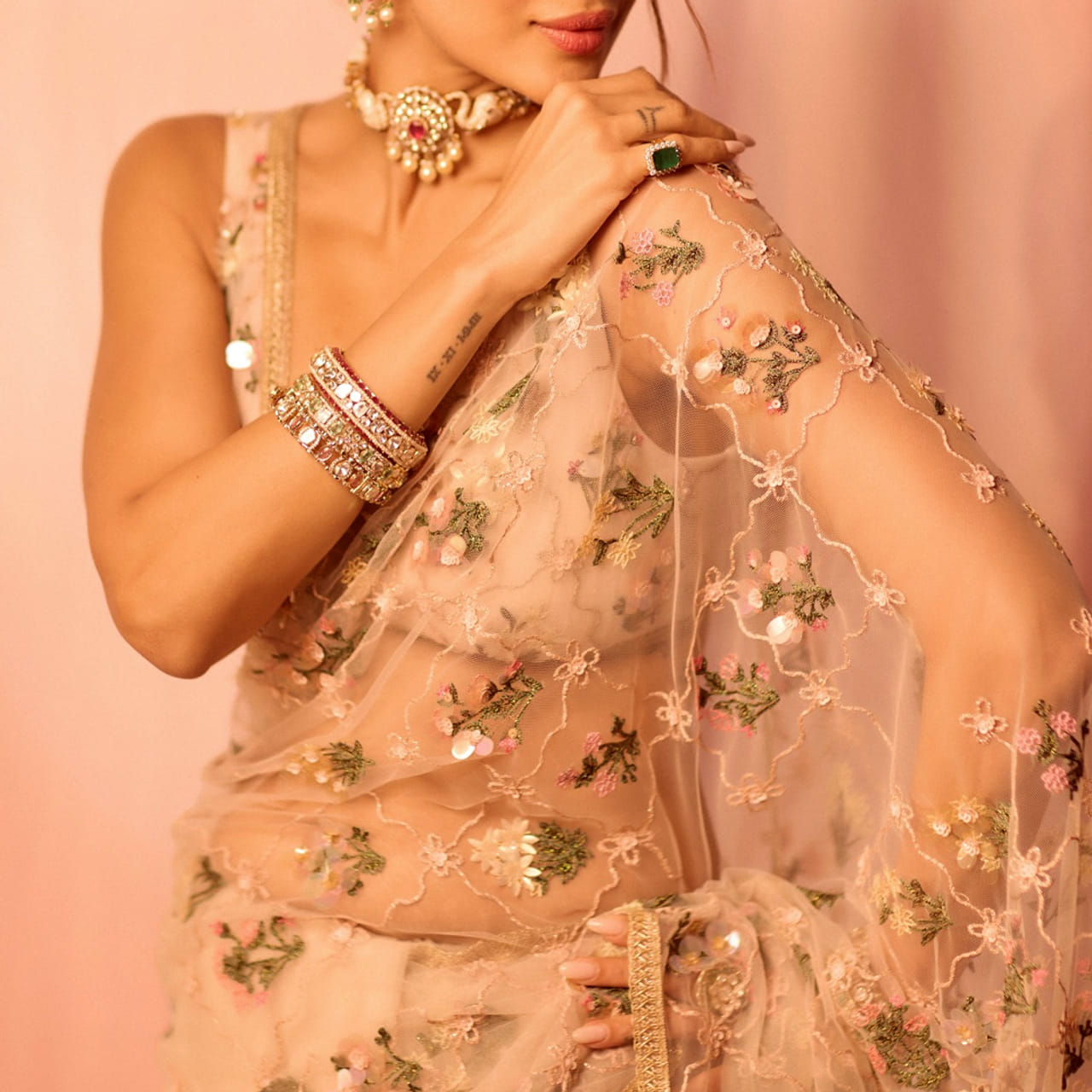 యంగ్ హీరోలు, హీరోయిన్ చాలా మంది పెళ్లి పీటలెక్కారు. కొంతమంది మాత్రం ఇంకా సింగిల్ గానే ఉంటున్నారు. నాలుగు పదుల వయసు దాటినా కూడా ఇప్పటికీ సింగిల్ గానే ఉంటున్నారు కొందరు భామలు. ఈ అమ్మడు మరీ రాడ్ సింగిల్ అనే చెప్పాలి ఏకంగా 52 ఏళ్ళు దాటినా కూడా ఇప్పటికే పెళ్లి మాట ఎత్తకుండా ఉంటుంది.