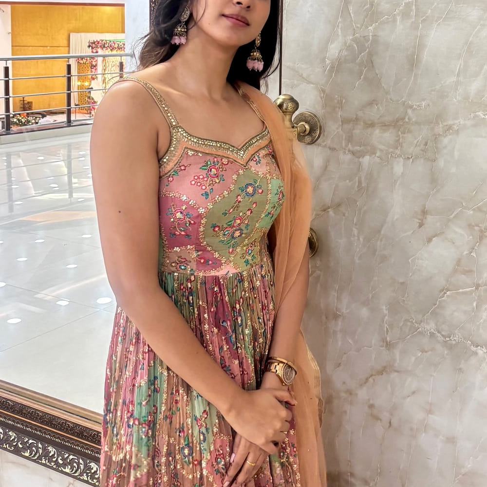 అయితే ఓటు వేయడానికి వెళ్లిన ఓ హీరోయిన్ కు ఊహించని షాక్ తగిలింది. ఆమె ఓటును వేరొక వ్యక్తి వేసినట్టు అక్కడి సిబ్బంది తెలిపారు. దాంతో అవాక్ అయ్యింది ఆ హీరోయిన్. తన ఓటును ఎవరో వేయడంపై ఆమె ఆవేదన వ్యక్తం చేసింది. ఈ మేరకు సోషల్ మీడియాలో ఓ వీడియో షేర్ చేసింది. తన ఓటును కాజేసిన వ్యక్తి శిక్షించాలని కోరింది ఆ హీరోయిన్.. ఆమె ఎవరో కాదు. 