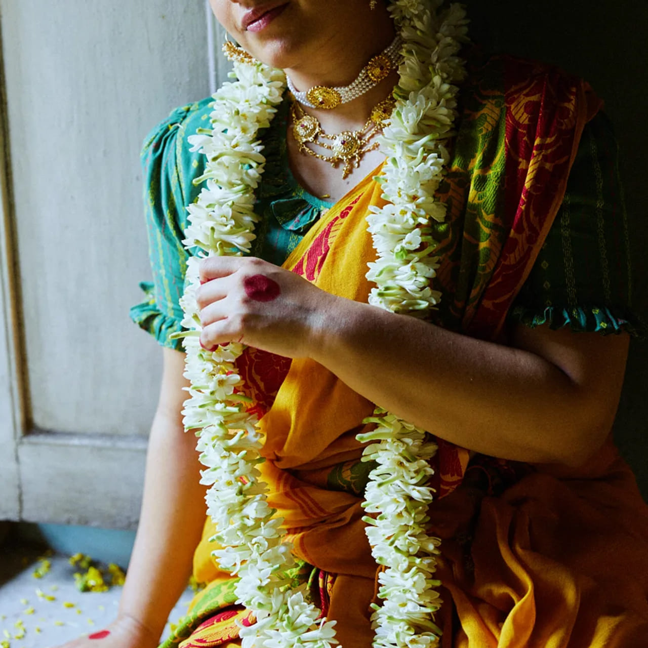 రోజులు మారాయి.. ఇప్పుడు లివింగ్ రిలేషన్ , లవ్ ఎఫైర్స్, పెళ్లిళ్లు అనేవి చాలా కామన్ అయ్యాయి. ఎక్కువగా సినీ సెలబ్రెటీల విషయంలో ఎక్కువగా ఇలాంటి వార్తలు వింటుంటాం. కొంతమంది పెళ్లి చేసుకొని కొత్త లైఫ్ స్టార్ట్ చేస్తుంటే మరికొంతమంది మాత్రం పెళ్లి పేరు ఎత్తకుండా సైలెంట్ గా ఉంటారు. మరికొంతమంది లవ్ ఎఫైర్స్ తో ఎక్కువగా వార్తల్లో నిలుస్తుంటారు. 