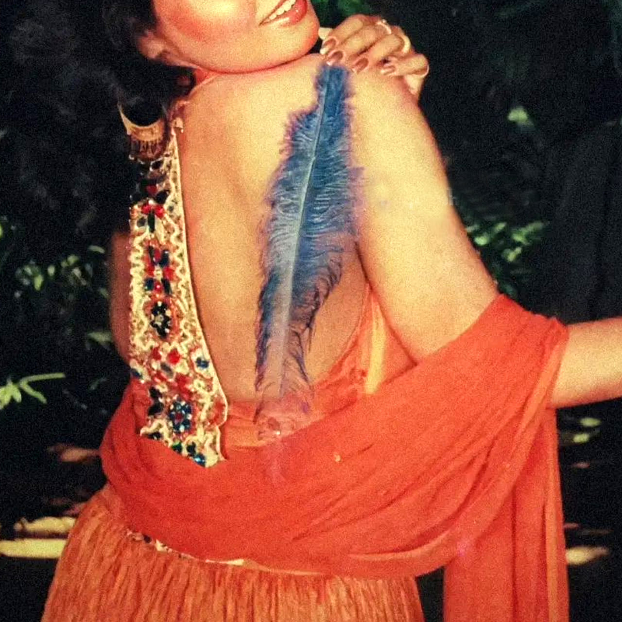 భారతీయ సినీ చరిత్రలో చెరగని ముద్ర వేసిన నటీమణులలో ఈ అందాల తార ఒకరు ఒకరు. ఆమె జీవితం, సినీ ప్రస్థానం, అకస్మాత్తుగా ముగిసిన తీరు ఇప్పటికీ అనేక ప్రశ్నలకు తావిస్తోంది.పేద కుటుంబం కావడంతో, స్మిత నాలుగవ తరగతిలోనే చదువు ఆపేసి కుటుంబ భారాన్ని మోయడం ప్రారంభించింది. చిన్న వయసులోనే వివాహం జరిగినప్పటికీ, అత్తవారి వేధింపులు తట్టుకోలేక ఇంటి నుండి పారిపోయింది. సినిమా రంగంలోకి రావాలనే ఆశతో, ఆమె మొదట టచ్-అప్ ఆర్టిస్ట్‌గా సినీ ప్రపంచంలో అడుగుపెట్టింది. ఆతర్వాత నటిగా మారింది. తక్కువ సమయంలోనే స్టార్ గా మారిపోయింది. ఇండస్ట్రీని ఏలింది ఆమె. 