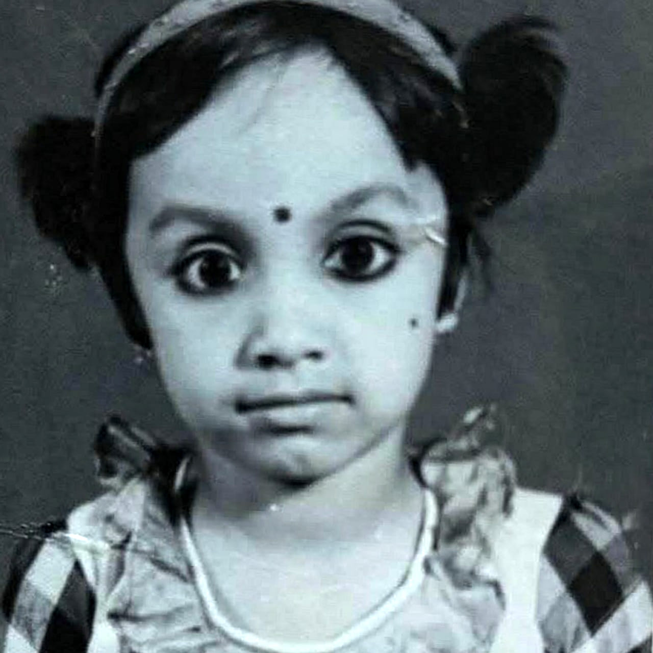 చాలా మంది చైల్డ్ ఆర్టిస్ట్ లుగా సినిమాలు చేసి ఆతర్వాత హీరోయిన్ గా మెప్పిస్తున్నారు. వారిలో పైన కనిపిస్తున్న చిన్నది ఒకరు. అందం, ట్యాలెంట్ ఉన్న ఈ అమ్మడు ఒకప్పుడు బాగా సెన్సేషన్ అయ్యింది. కానీ రాను రాను సినిమా అవకాశాలు తగ్గిపోయాయి.