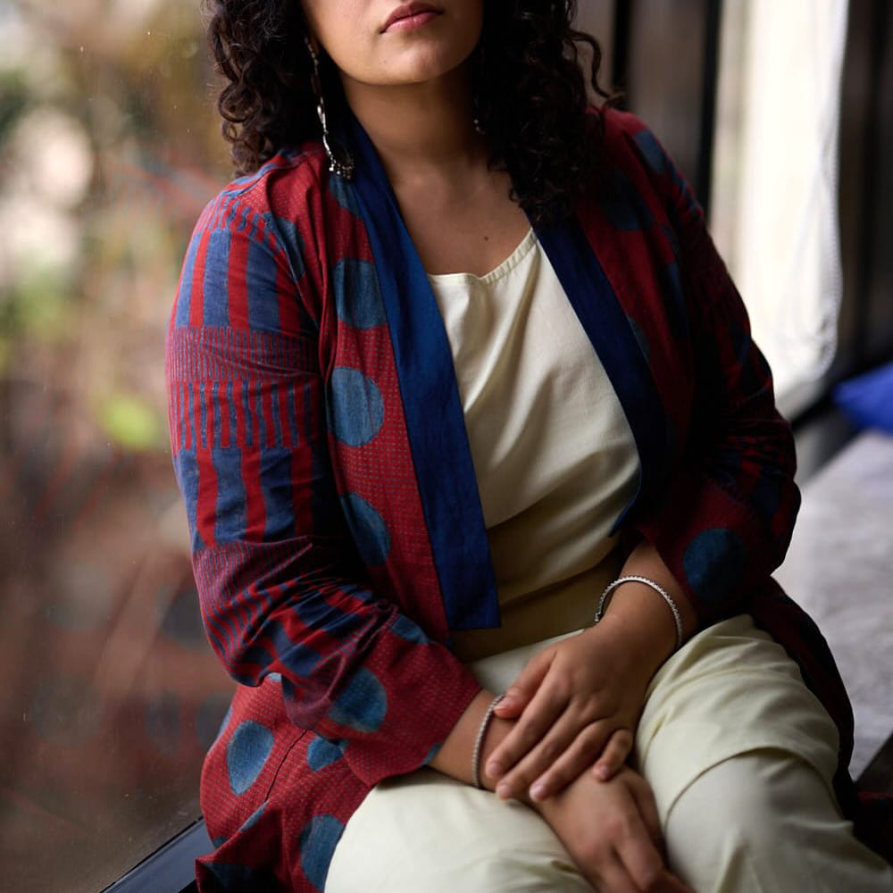 ఇక చాలా మంది హీరోయిన్స్ నాలుగు పదుల వయసులోనూ పెళ్లి పేరు ఎత్తకుండా సైలెంట్ గా ఉంటున్నారు. కొంతమంది వరుస సినిమాలతో బిజీగా ఉంటే మరికొంతమంది మాత్రం రేస్ లో వెనకపడుతున్నారు. వారిలో ఈ ముద్దుగుమ్మ ఒకరు. ఒకప్పుడు బ్యాక్ టు బ్యాక్ హిట్స్ కొట్టి ప్రేక్షకులను అలరించింది. ఇక ఇప్పుడు ఆచితూచి సినిమాలు చేస్తుంది. తెలుగు తమిళ్ లో మంది గుర్తింపు తెచ్చుకుంది ఆ వయ్యారి భామ.. ఆమె ఎవరో కాదు. 