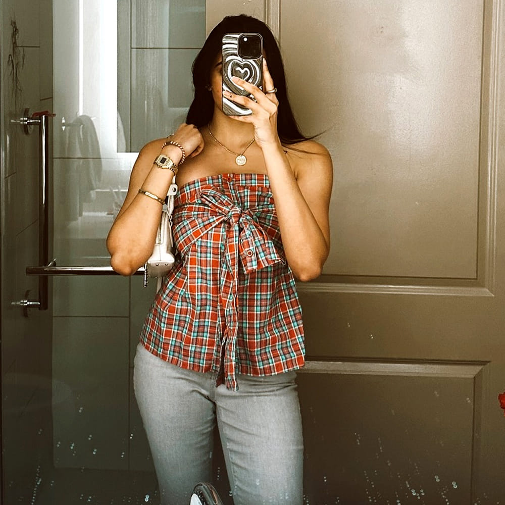 ఇక పెద్ది సినిమాలో ఓ స్పెషల్ సాంగ్ ఉండనుందని తెలుస్తుంది. ఈ స్పెషల్ సాంగ్ లో చరణ్ తో కలిసి ఎవరు స్టెప్పులేయనున్నారని చాలా కాలంగా చర్చ జరుగుతుంది. సాంగ్ లో ఓ అందాల భామ స్టెప్పులేస్తోందని తెలుస్తుంది. మొన్నటివరకు మృణాల్ ఠాకూర్ పేరు వినిపించింది.