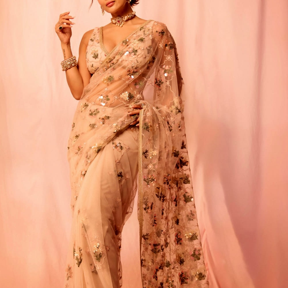 మొన్నటివరకు ఓ యంగ్ హీరోతో యవ్వారం నడిపింది. ఇప్పుడు అతన్ని కూడా వదిలిపెట్టింది. ఇంతకూ ఆమె ఎవరో తెలుసా.? తెలుగులో మహేష్ బాబు, పవన్ కళ్యాణ్ లాంటి స్టార్ హీరోలతో ఆడిపాడింది ఆ అమ్మడు. ఇంతకూ ఆమె ఎవరో గుర్తుపట్టారా.? చాలా ఫెమస్ ఆమె..