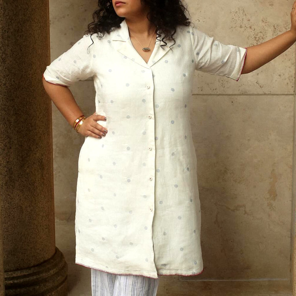 ప్రస్తుతం సినిమాల స్పీడ్ తగ్గించిన భామల్లో అందాల ముద్దుగుమ్మ నిత్యామీనన్ ఒకరు. ఈ చిన్నది అలా మొదలైంది సినిమాతో తెలుగు ప్రేక్షకులను పలకరించింది. ఆతర్వాత వరుసగా సినిమాలు చేసి పేక్షకులను మెప్పించింది. తెలుగులో స్టార్ హీరోల సినిమాల్లో నటించింది. అలాగే తమిళ్ లోనూ బడా హీరోల పక్కన సినిమాలు చేసింది నిత్యామీనన్. ప్రస్తుతం ఈ చిన్నది తమిళ్ లోనే ఎక్కువగా సినిమాలు చేస్తుంది. 