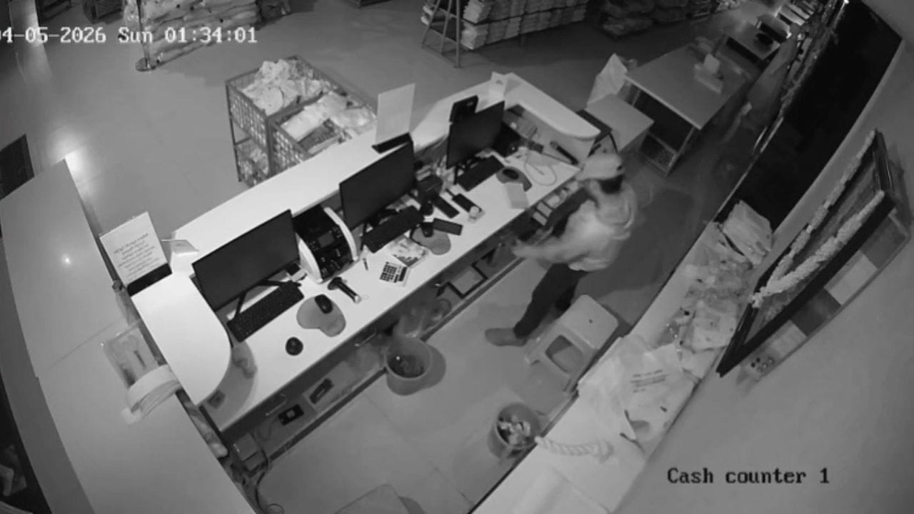 Andhra News: వీడేం దొంగరా బాబు.. పీఎస్‌ ఎదుట రూ.5లక్షల చోరీ.. సీసీ ఫుటేజ్ చూసి..