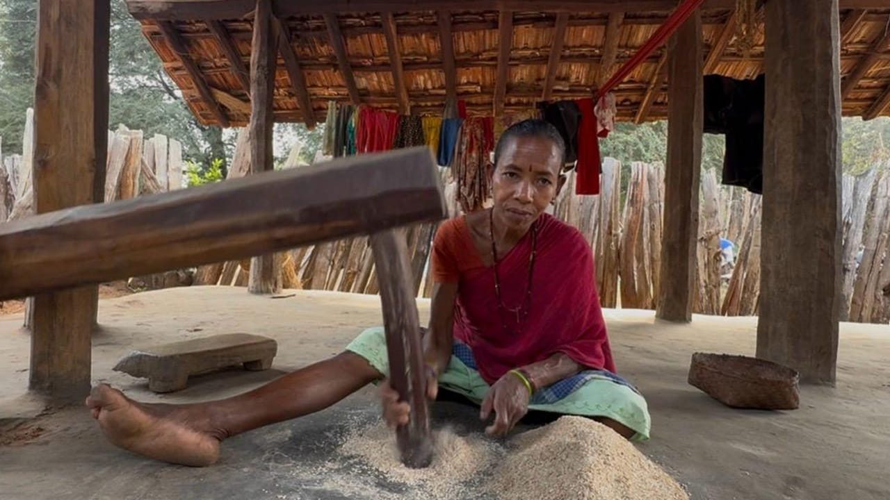 చర్ల మండలంలోని ఎర్రంపాడు, చెన్నాపురం, కొండివాయి, బత్తినపల్లి గ్రామాల్లో ఏ ఇంట్లో చూసినా ఆడ మగ తేడా లేకుండా దంపుడు బియ్యం చేస్తూ ఆదివాసీలు బిజీ అయ్యారు. ఆదివాసీల కుటుంబాల్లో తర తరాలుగా వస్తున్న సంప్రదాయాన్ని కొనసాగిస్తూ ఆర్థికంగా లేకపోయినా తమ ఆరోగ్యానికి బలాదూర్ అయిన అసలు రహస్యమైనవి దంపుడు బియ్యమే అని చెప్తున్నారు ఆదివాసీలు. 