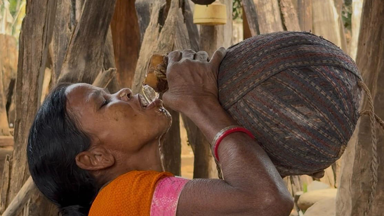 వేసవి కాలం రావడంతో ఎండ తీవ్రతకు చల్లని నీటితో దాహం తీర్చుకునేందుకు ప్రకృతిలో దొరికే సొరకాయ బూరలో నీరు పోసి చల్లగా మారాక నీటిని వినియోగిస్తూ మన్యం ప్రిడ్జ్ గా చెప్తూ సంబర పడుతున్నారు. భద్రాచలం ఏజెన్సీ గిరిజన గ్రామాల్లో ఎక్కడ చూసినా దంపుడు బియ్యం, సొరకాయ బూరల వినియోగమే దర్శనమిస్తున్నాయి.