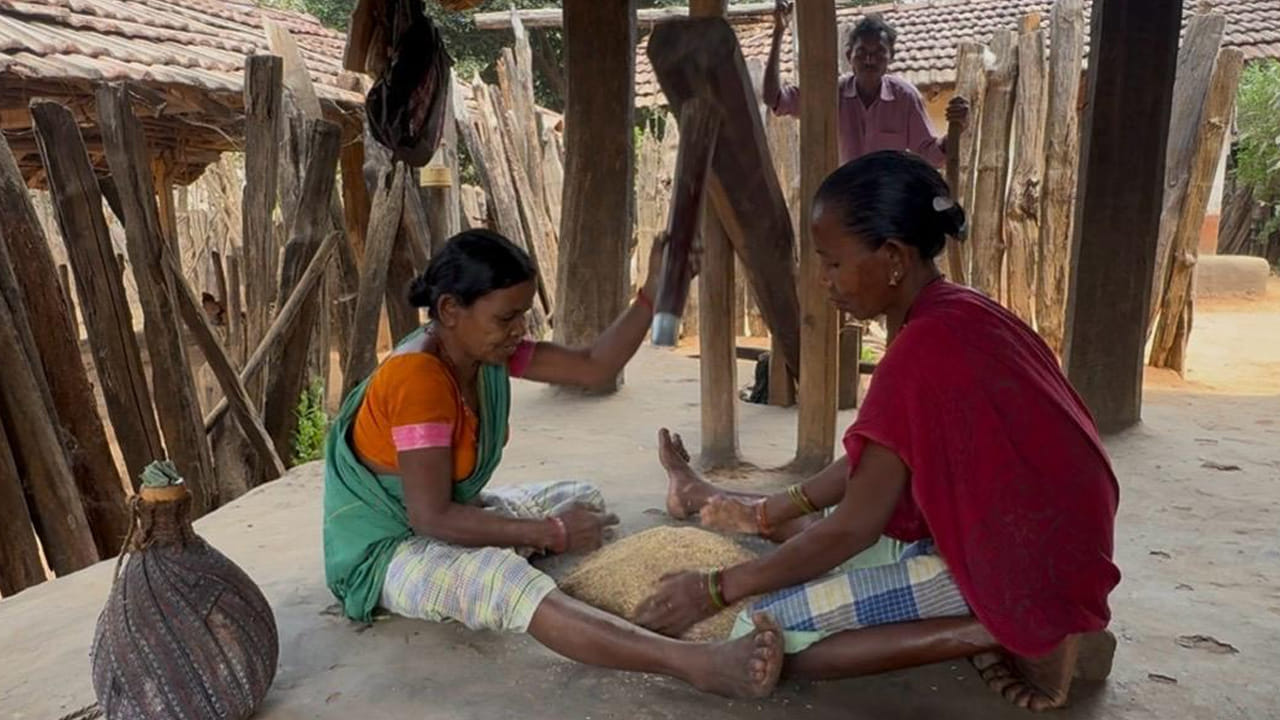 తెలంగాణ సరిహద్దులోని దట్టమైన అటవీప్రాంతంలో ఆదివాసీలు ఆరోగ్యం రహస్యం ఇదే అని వారు చెబుతూ ఉంటారు. స్వచ్ఛమైన గాలితో కల్మషం లేని ఆదివాసీల గిరిజన గ్రామాల్లో ఇళ్లన్నీ సందడిగా మారాయి. వారు సహజ సిద్ధంగా దొరికే పదార్థాలను ఇష్టంగా తింటారు. అంతేకాకుండా అడవి తల్లిని నమ్ముకొని జీవనం కొనసాగిస్తారు.