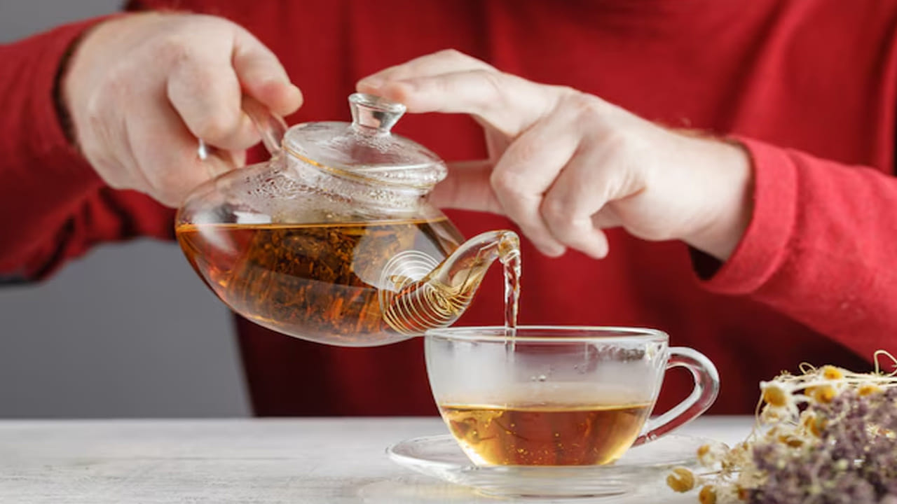 వాము నీటిలో విటమిన్ సి, యాంటీ-ఆక్సిడెంట్స్ పుష్కలంగా ఉంటాయి. దీని వల్ల జలుబు, దగ్గు, ఇన్ఫెక్షన్స్ నుంచి శరీరం రక్షణ పొందుతుంది. ప్రతి రోజూ ఉదయాన్నే వాము నీరు తాగితే గొంతు నొప్పి, ఫ్లూ రాకుండా ఉంటుంది. ఇది ఒక సహజ సిద్ధమైన డిటాక్స్ పానీయంలా పనిచేస్తుంది. ఇది శరీరంలోని హానికరమైన టాక్సిన్లను బయటకు పంపి, అంతర్గత ఆరోగ్యాన్ని మెరుగుపరుస్తుంది.