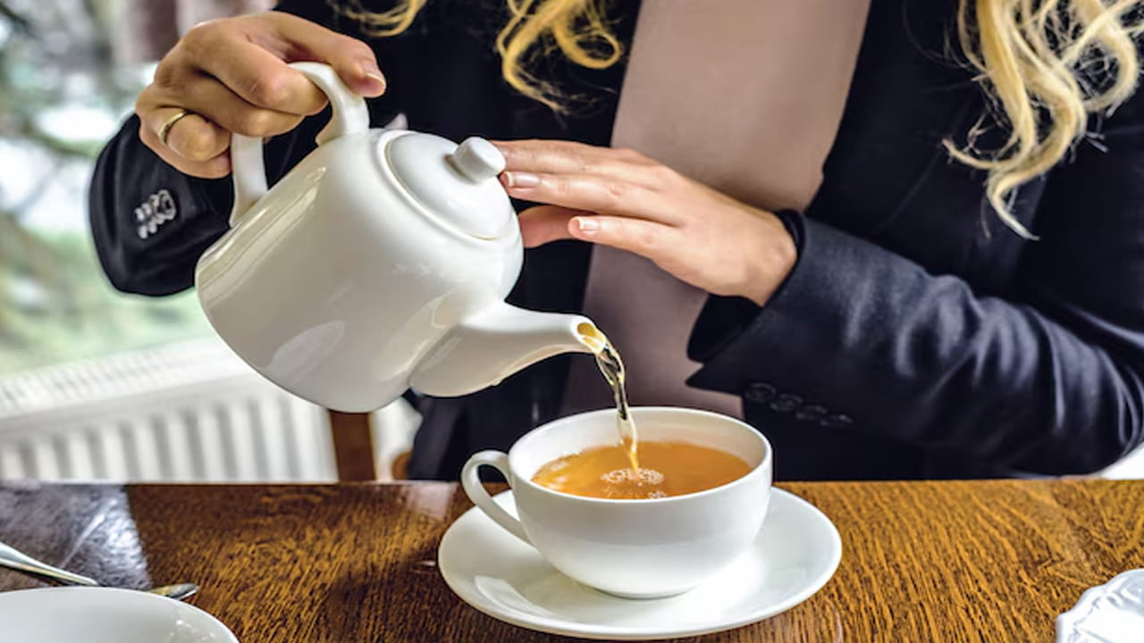 వాము నీరు ఎలా తయారు చేయాలి?: ఒక గ్లాసు నీటిలో ఒక టీస్పూన్ వాము వేసి రాత్రంతా నానబెట్టాలి. ఉదయాన్నే ఆ నీటిని మరిగించి, వడకట్టుకుని గోరువెచ్చగా తాగాలి. రుచి కోసం కొద్దిగా తేనెను కూడా కలుపుకోవచ్చు.