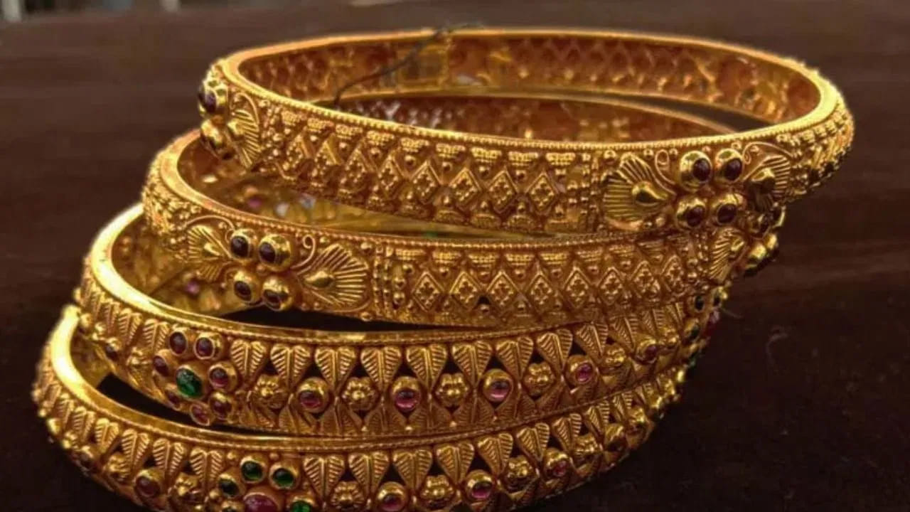  Akshay Tritiya: అక్షయ తృతీయకు ముందే కేంద్ర ప్రభుత్వం బంగారం, వెండి మార్కెట్‌కు సంబంధించి ఒక పెద్ద నిర్ణయం తీసుకుంది. వాణిజ్య మంత్రిత్వ శాఖ బంగారం దిగుమతి విషయంలో ఉపశమనం కల్పించింది. డైరెక్టరేట్ జనరల్ ఆఫ్ ఫారిన్ ట్రేడ్ (DGFT) జారీ చేసిన నోటిఫికేషన్ ప్రకారం, 15 బ్యాంకులకు 2029 మార్చి 31 వరకు బంగారం, వెండిని దిగుమతి చేసుకునేందుకు అనుమతి లభించింది. మార్కెట్లో సరఫరా విషయంలో అనిశ్చితి నెలకొన్న తరుణంలో ఈ చర్య తీసుకున్నారు.