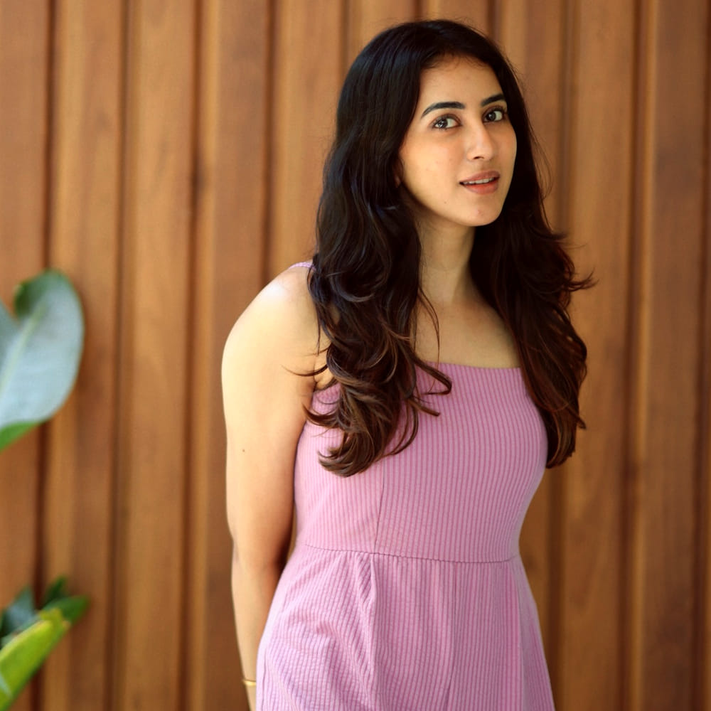 అడయార్‌లోని పోలింగ్ కేంద్రానికి వెళ్లిన హరిహరన్‌ ఈ సంఘటనతో ఒక్కసారిగా ఆగ్రహం వ్యక్తం చేసింది. ఈ విషయాన్ని సోషల్ మీడియా వేదికగా పంచుకుంది. నా దగ్గర ఉన్న అన్ని ఐడీలు చూపించి ఓటు వేసే ఛాన్స్ ఇవ్వాలని పోలింగ్ సిబ్బందిని కోరాను.. అయినా వాళ్లు ఒప్పుకోలేదు. నా ఓటు వేసిన వ్యక్తిపై చర్యలు తీసుకోవాలని ఎన్నికల అధికారులను కోరుతున్నా.. అలాగే ఆ ఓటును క్యాన్సిల్ చేయాలని అధికారులకు విజ్ఞప్తి చేసింది అక్షయ హరిహరన్‌. 