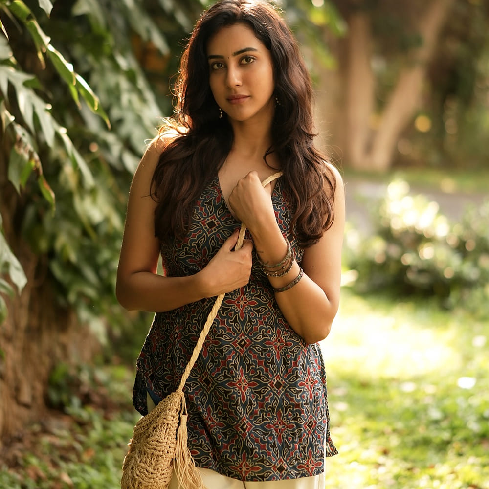 ప్రముఖ నటి అక్షయ హరిహరన్‌.. ఈ అమ్మడు కోలీవుడ్ లో మంచి గుర్తింపు తెచ్చుకుంది ఈ ముద్దుగుమ్మ. తమిళనాడు ఎన్నికల్లో ఓటు హక్కు వినియోగించుకునేందుకు వెళ్లిన ఆమెకు షాక్ తగిలింది. అప్పటికే ఆమె ఓటును మరొకరు వేయడంతో షాకింగ్‌కు గురైంది. అక్కడి సిబ్బందితో చెప్పినా కూడా అక్కడి వారు పట్టించుకోలేదట. ఆమెను ఓటు వేయడానికి సిబ్బంది, అధికారులు నిరాకరించారట. 