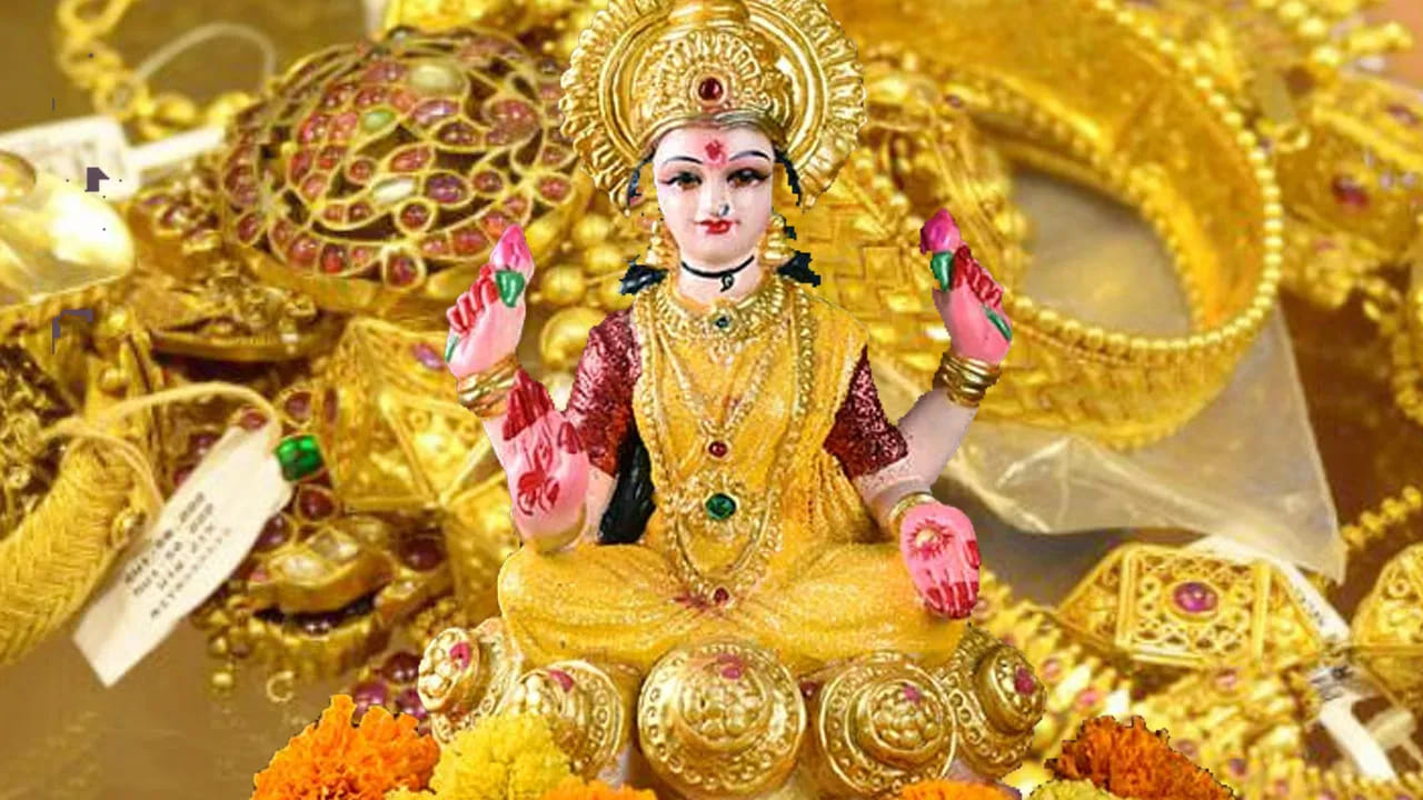 అక్షయం అంటే తరగనిది అని అర్థం. అందుకే ఈరోజున దానధర్మాలు చేస్తే పుణ్యం లభిస్తుందని అని చెబుతున్నారు పండితులు. చాలా మంది బంగారం కొనుగోలు చేయాలి అంటారు. కానీ అక్షయ తృతీయ రోజున చెప్పులు,  నీటి కుండ దానం చేయడం చాలా మంచిదంట. దీని వలన అదృష్టం కలిసి రావడమే కాకుండా సంపద కూడా పెరుగుతుందంట.