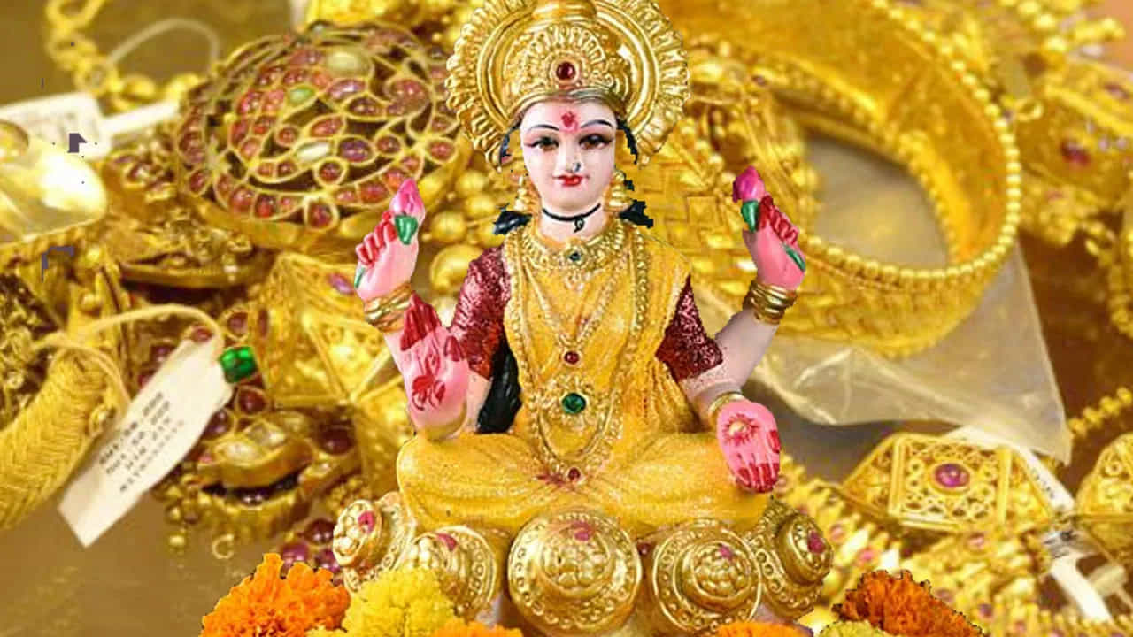 అక్షయం అంటే తరగనిది అని అర్థం. అందుకే ఈరోజున దానధర్మాలు చేస్తే పుణ్యం లభిస్తుందని అని చెబుతున్నారు పండితులు. చాలా మంది బంగారం కొనుగోలు చేయాలి అంటారు. కానీ అక్షయ తృతీయ రోజున చెప్పులు, నీటి కుండ దానం చేయడం చాలా మంచిదంట. దీని వలన అదృష్టం కలిసి రావడమే కాకుండా సంపద కూడా పెరుగుతుందంట.