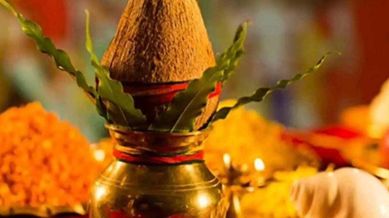 అలాగే పూజ గదిని కూడా శుభ్రం చేసి, అందంగా అలంకరించాలి. ఉదయం ఏడు లేదా ఆరు గంటల లోపు పూజ చేసి, కుటుంబ సభ్యులకు హారతిని ఇవ్వాలి. ఇక ఈ పూజ కోసం తప్పకుండా కొన్ని నియమాలు పాటించాలి. ముఖ్యంగా లక్ష్మీదేవి పూజలో ఆవు నెయ్యి, అమ్మవారికి ఇష్టం అయిన నైవేద్యాలు తప్పకుండా ఉండాలి.