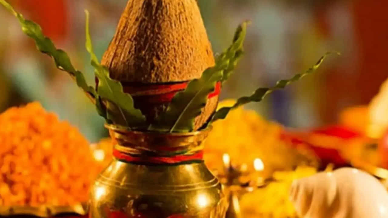 అలాగే పూజ గదిని కూడా శుభ్రం చేసి, అందంగా అలంకరించాలి. ఉదయం ఏడు లేదా ఆరు గంటల లోపు పూజ చేసి, కుటుంబ సభ్యులకు హారతిని ఇవ్వాలి. ఇక ఈ పూజ కోసం తప్పకుండా కొన్ని నియమాలు పాటించాలి. ముఖ్యంగా లక్ష్మీదేవి పూజలో ఆవు నెయ్యి, అమ్మవారికి ఇష్టం అయిన నైవేద్యాలు తప్పకుండా ఉండాలి.