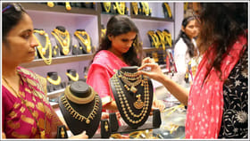అక్షయ తృతీయకు బంగారం కొంటున్నారా? ఈ నగల వ్యాపారుల భారీ డిస్కౌంట్