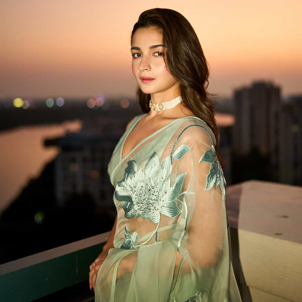 బాలీవుడ్ లో స్టార్ హీరోయిన్ గా రాణించిన ఈ చిన్నది చదివింది మాత్రం ఇంటరే., సిని ఫ్యామిలీ బ్యాగ్రౌండ్ నుంచి వచ్చిన అలియా భట్.. స్టూడెంట్ ఆఫ్ ది ఇయర్ సినిమాతో ఎంట్రీ ఇచ్చింది . ఈ సినిమా మంచి విజయాన్ని అందుకుంది. ఆతర్వాత వరుసగా సినిమాలు చేస్తూ బిజీగా మారింది. 