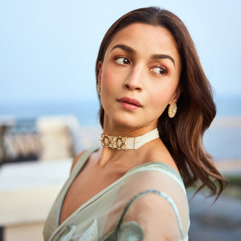 ఎన్టీఆర్ హీరోగా డైరెక్టర్ ప్రశాంత్ నీల్ దర్శకత్వం వహిస్తున్న లేటేస్ట్ చిత్రం డ్రాగన్ (ప్రచారంలో ఉన్న పేరు). కొన్ని నెలలుగా  ఈ మూవీ షూటింగ్ వేగంగా జరుగుతుంది. ఈ సినిమాలో కన్నడ బ్యూటీ రుక్మిణి వసంత్ కథానాయికగా నటిస్తుంది. ఈ మూవీ కోసం ఎన్టీఆర్ లుక్ పూర్తిగా మార్చేశారు. కండలు తిరిగిన దేహంతో ఇటీవల షేర్ చేసిన ఫోటోతో అభిమానులకు సర్ ప్రైజ్ ఇచ్చారు. 