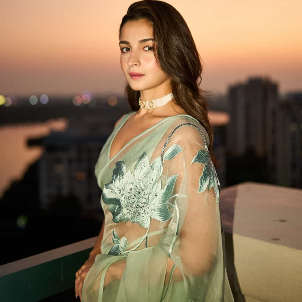 బాలీవుడ్ బ్యూటీ అలియా భట్ క్రేజ్ గురించి తెలిసిందే. హిందీలో తక్కువ సమయంలోనే తనదైన ముద్ర వేసిన ఈ అమ్మడు.. గంగుబాయి కతియవాడి వంటి సినిమాతో జాతీయ అవార్డ్ అందుకుంది. గ్లామరస్ కథానాయికగా.. ఇటు లేడీ ఓరియెంటెడ్ చిత్రాలతోనూ మెప్పించింది. ఇదివరకే తెలుగులో ఓ సినిమాలో కనిపించి దక్షిణాది సినీ ప్రియుల హృదయాలు గెలుచుకుంది అలియా.