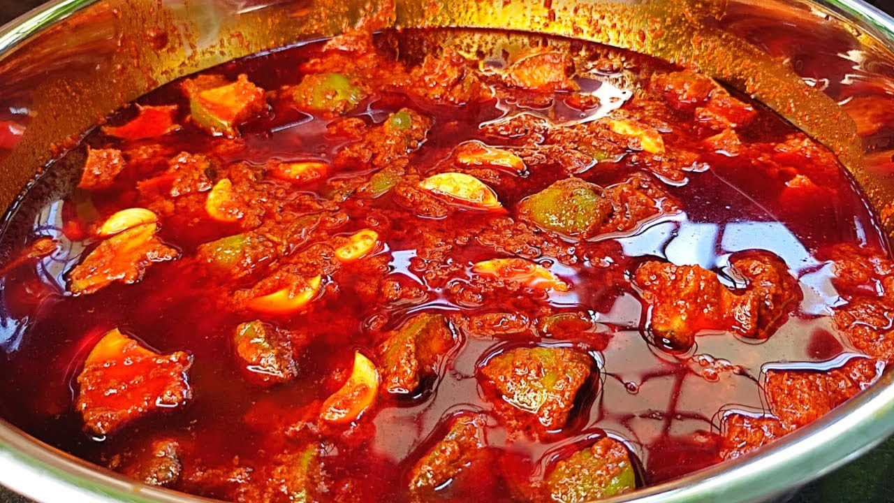 
ఆల్ మిక్స్ ఆవకాయ పచ్చడి తయారీ విధానం: ముందుగా మీరు తీసుకున్న కూరగాయల ముక్కలను ఒక పాత్రలో  తీసుకుని వాటిని బాగా కడిగి, మళ్ళీ ఇంకో సారి వాటిని బాగా తుడిచి ఫ్యాన్ కింద బాగా ఆరబెట్టాలి. ఇలా చేస్తే పచ్చడి ఎక్కువ రోజులు నిల్వ ఉంటుంది. ముక్కలు తడిగా ఉంటే పచ్చడి త్వరగా చెడిపోతోంది. 