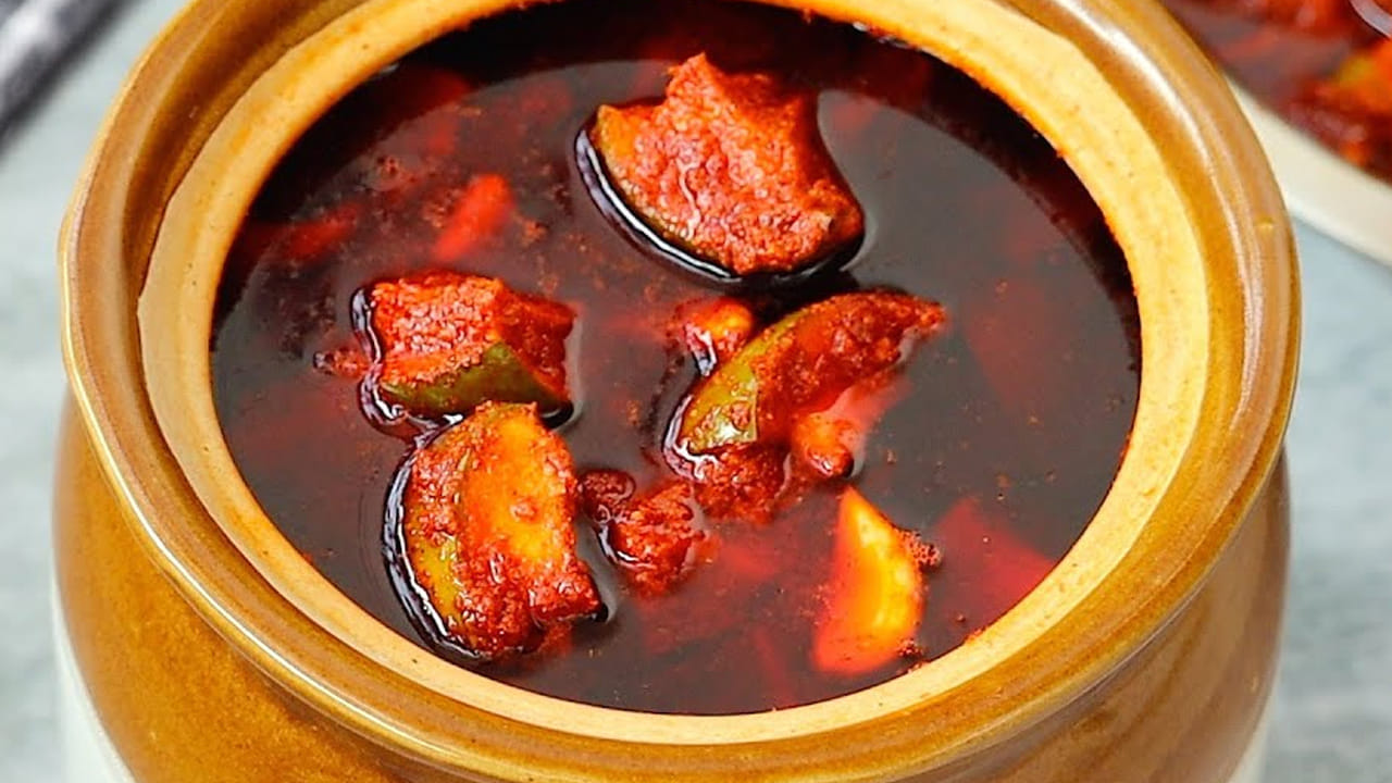 కూరగాయ ముక్కలకు ఉప్పును ఇలా పట్టించాలి: ఇప్పుడు ఒక పెద్ద గిన్నెలో నాలుగు కప్పుల మామిడి ముక్కలు, ఒక కప్పు క్యారెట్ ముక్కలు, ఒక కప్పు కాలీఫ్లవర్ ముక్కలు , దోసకాయ ముక్కలు వేసుకోవాలి. ఆ తరవాత దానిలో రుచికి సరిపడా ఉప్పు, ఒక టేబుల్ స్పూన్  పసుపు వేసి వాటిని బాగా  కనీసం 5 గంటల పాటు పక్కన పెట్టుకోవాలి.  