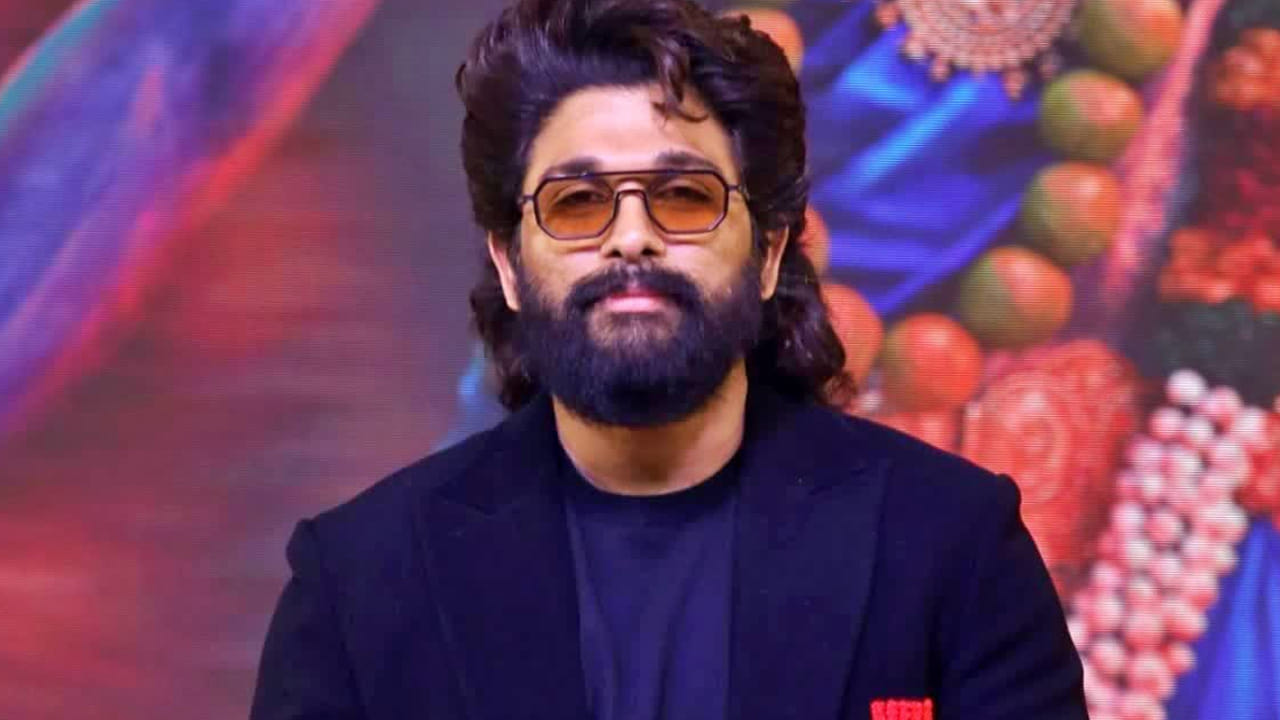 సుకుమార్ దర్శకత్వంలో 2004లో వచ్చిన డిఫరెంట్ క్యూట్ లవ్ స్టోరీ ఆర్యా మూవీ. ఈ సినిమా యూత్‌ను ఎంతగానో ఆకట్టుకుంది. అతే కాకుండా అల్లు అర్జున్‌ కెరీర్‌కు ఈ సినిమా మొదటి మెట్టు. ఈ మూవీతోనే బన్నీకి ఇండస్ట్రీలో ఒక ప్రత్యేకమైన ఇమేజ్ వచ్చిందనడంలో అతి శయోక్తి లేదు.