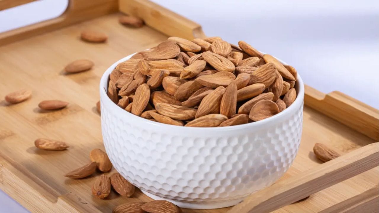 ఇక ధరల విషయానికి వస్తే మామ్రా బాదం సామాన్యులు కొనడం కొంచెం భారమే అని చెప్పాలి. ఎందుకంటే సాధారణ మామ్రా బాదం కిలో రూ. 3,000 నుండి రూ.5,000 వరకు ఉంటుంది. ఇక ప్రీమియం జంబో సైజ్ విషయానికి వస్తే దీని ధర కిలో  రూ. 6,000 ఉండవచ్చు. దీనితో పోలిస్తే మనం రోజూ తినే కాలిఫోర్నియా బాదం కేవలం చాలా తక్కువ. అది మనకు కేవలం రూ. 700 నుండి 900 మధ్యలోనే లభిస్తుంది.