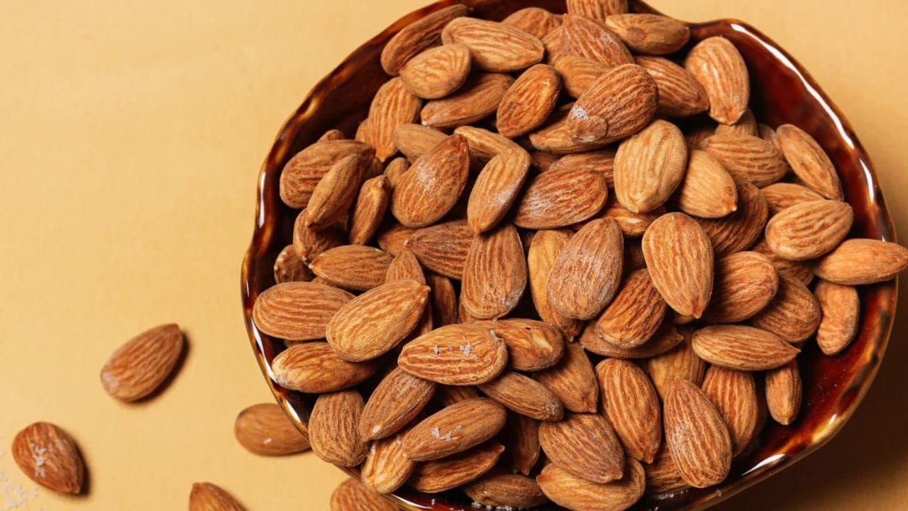 వీటిని పండించడంలో ఎటువంటి రసాయనాలను వాడరు, ఇది పూర్తిగా సేంద్రీయ పద్ధతిలో సాగు చేస్తారు. సాధారణ బాదంతో పోలిస్తే మామ్రా బాదంలో రెట్టింపు కోవ్వులు, విటమిన్-E ఉంటాయి. అందుకే సాదారణ బాదం కన్నా మామ్రా బాదానికి డిమాండ్, ధర ఎక్కువ.