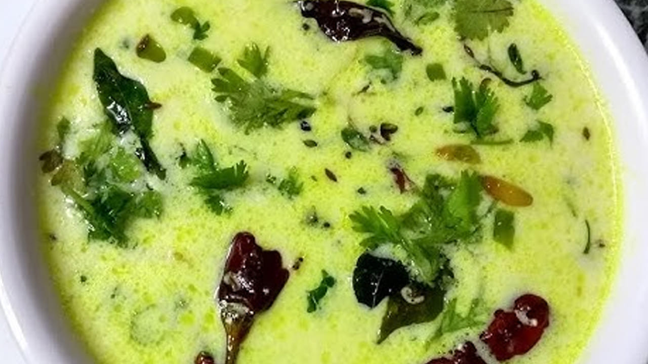 బంగాళా దుంప మజ్జిగ పులుసు తీసుకుని కడిగి క్లీన్ చేసి వాటిని ముక్కలుగా కట్ చేసుకుని ఒక గిన్నెలోకి తీసుకోవాలి. పాత కాలంలో ఈ కూరను ఎంతో ఇష్టంగా తిన్నారు. మీరు దీనిని ఒకసారి వండితే మీ ఫేవరేట్ అవ్వడం పక్కా.