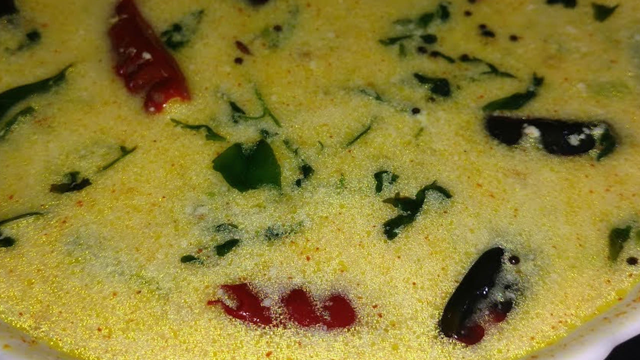 ఇప్పుడు రెండు కప్పులు పెరుగును తీసుకుని, దానిలో మూడు గ్లాస్ లు నీళ్ళు పోసి మజ్జిగలాగా చేసుకోవాలి. ఇప్పుడు దీనిలో మసాలా పేస్ట్, అర టేబుల్ స్పూన్ పసుపు, రుచికి తగినంత ఉప్పును వేసి మిక్స్ అయ్యేలా కలుపుకోవాలి