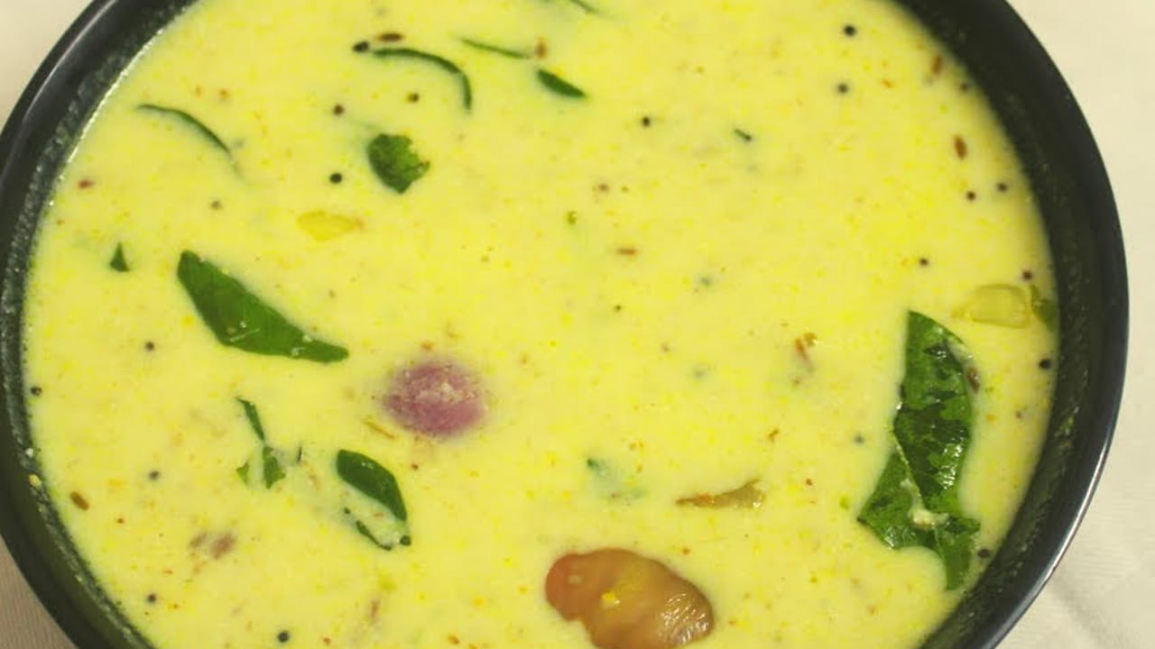 ఈ మజ్జిగను తీసుకుని దానిలో బంగాళా దుంపలు వేసి మీడియం మంటపై తక్కువగా పెట్టి 15 నిముషాల పాటు బాగా వేయించుకోవాలి.
బంగాళా దుంపలకు మజ్జిగ రసం పట్టే అలాగా ఉడికించుకోవాలి.