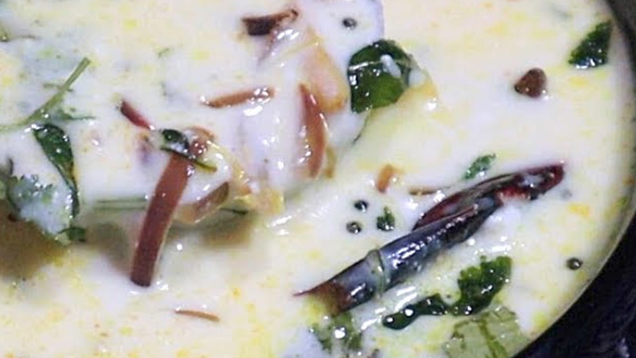 A చివర్లో మళ్ళీ పాన్ తీసుకుని దానిలో కొద్దిగా ఆవాలు, అర టేబుల్ స్పూన్ జీలకర్ర, రెండు ఎండుమిర్చి , నాలుగు కరివేపాకు ఆకులు వేసి వాటిని బాగా వేయించుకోవాలి. ఈ బంగాళా మజ్జిగ పులుసును వేడి అన్నంలో తింటే రుచి అదిరిపోతోంది.