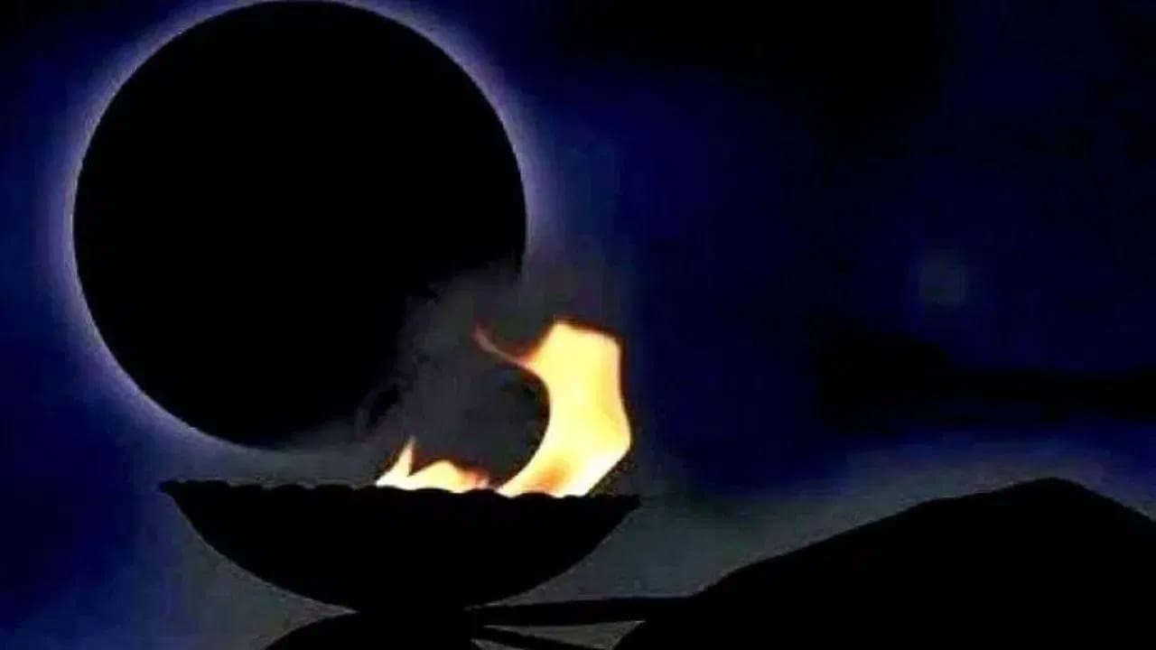 
అమావాస్య రోజు చేసే ఆచారాలు.. 

అమావాస్య రోజున పితృకార్యాలు చేయడం అత్యంత శ్రేయస్కరమని విశ్వాసం. ముఖ్యంగా మధ్యాహ్న సమయంలో తర్పణాలు సమర్పించడం, శ్రాద్ధ కర్మలు నిర్వహించడం ద్వారా పితృదేవతలు సంతృప్తి చెందుతారని భావిస్తారు. అన్ని విధాలుగా కర్మలు చేయలేని పరిస్థితుల్లో కూడా కనీసం బ్రాహ్మణులకు అన్నదానం చేయడం ద్వారా పుణ్యఫలం లభిస్తుందని శాస్త్రాలు చెబుతాయి.
