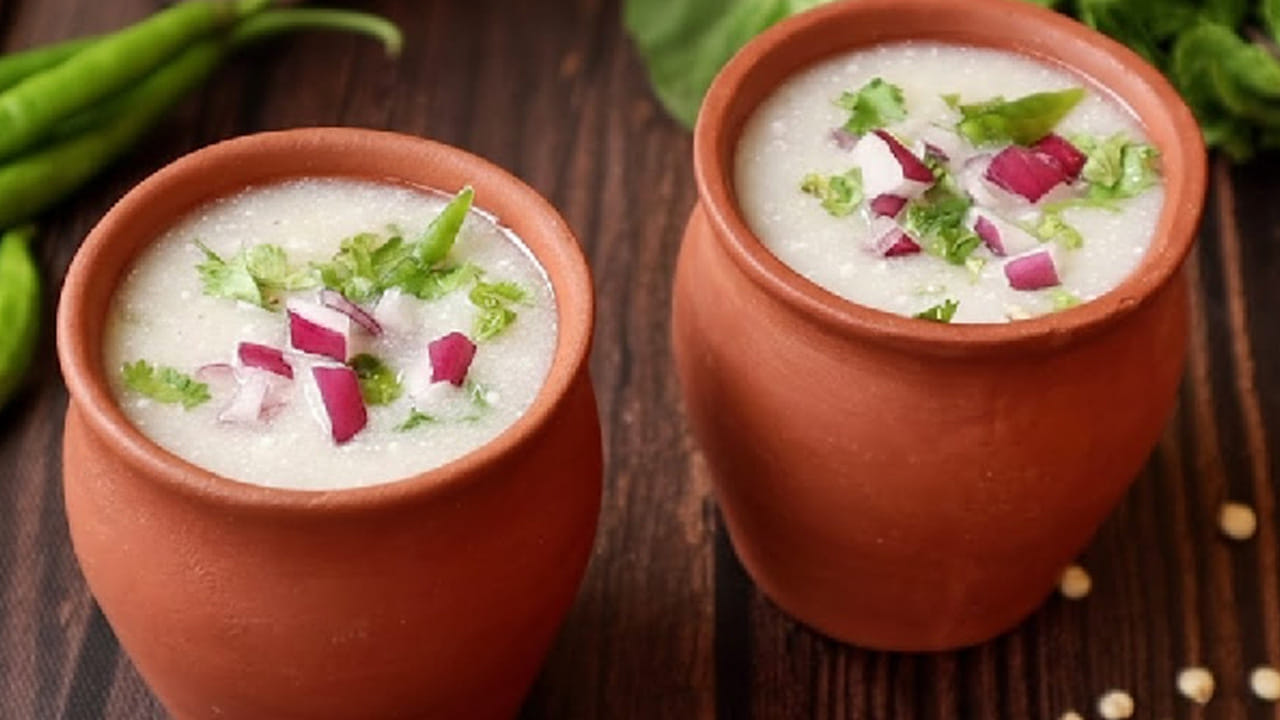 తర్వాత స్టవ్ ఆన్ చేయాలి. పాన్ పెట్టి, అందులో కొన్ని నీళ్లు పోసి మిక్సీ పట్టుకున్న పౌడర్ వేసి బాగా కలపాలి. ఇలా చేయడం వలన పిండి బాగా ఉడుకుతుంది. బుడగలు వచ్చే సమయంలో కొంచెం ఉప్పు వేయాలి. తర్వాత బాగా కలపాలి.