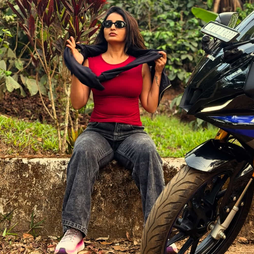 ప్రస్తుతం లెచింది మహిళా లోకం అనే సినిమాలో నటిస్తుంది. సోషల్ మీడియాలో యాక్టివ్ గా ఉండే అనన్య తాజాగా కొన్ని ఫోటోలను పంచుకుంది. ఈ ఫొటోల్లో తన వయ్యారాలతో అదరగొట్టింది అనన్య నాగళ్ళ. మతిపోగొట్టింది అనన్య నాగళ్ల. ఈ ఫోటోలకు కుర్రాళ్లు ఫిదా అవుతున్నారు.