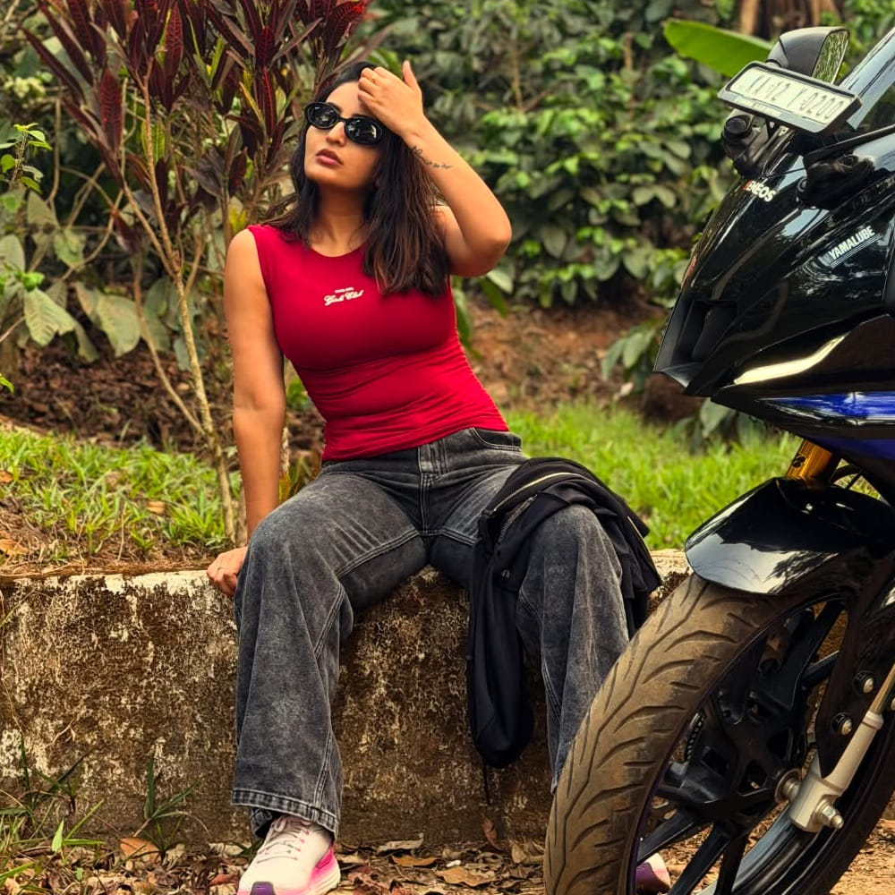 ఇప్పుడు వరుసగా సినిమాలు చేస్తూ అనతికాలంలోనే తెలుగు నాట క్రేజీ హీరోయిన్ గా గుర్తింపు తెచ్చుకుంది. ఓవైపు హీరోయిన్ గా సినిమాలు చేస్తూనే, మరోవైపు సహాయనటిగా ఇతర హీరోల సినిమాల్లోనూ నటిస్తూ మెప్పిస్తోందీ ఈ ముద్దుగుమ్మ.