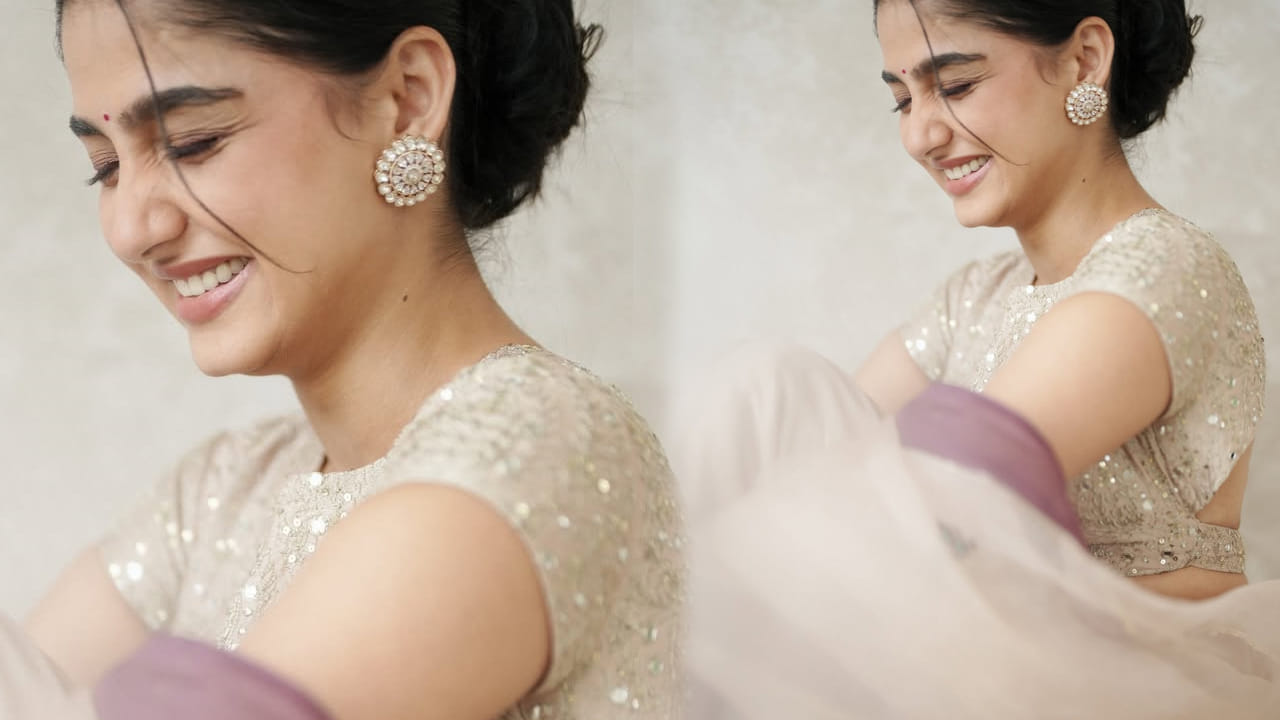 పైన ఫోటోలో కనిపిస్తున్న అమ్మడు గుర్తుందా.. ? ఇటీవల తెలుగులో ఒక్క సినిమాతోనే సెన్సేషన్ అయ్యింది. చేసిందే ఒక్క మూవీ.. కానీ ఊహించని రెస్పాన్స్ అందుకుంది. ఆమె అందమైన కళ్లు.. ఆకట్టుకునే రూపం తెలుగు ప్రేక్షకులను ఆకట్టుకుంది. ముఖ్యంగా కుర్రాళ్ల కలల రాణిగా మారిపోయింది. ఇటీవల తమ విషు పండగ గురించి ఆసక్తకిర కామెంట్స్ చేసింది అనస్వర. 