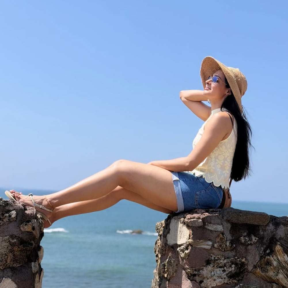  ఆండ్రియా మాట్లాడుతూ.. "యుగానికి ఒక్కడు మొదటి భాగం షూటింగ్ సమయంలో మేము పడిన కష్టం అంతా ఇంతా కాదు. అడవుల్లో, ఎడారుల్లో షూటింగ్ చేయడం చాలా శారీరక శ్రమతో కూడుకున్న పని. ఆ సినిమా కోసం నేను చాలా కష్టపడ్డాను. అయితే ఇప్పుడు మళ్ళీ అదే రిస్క్ తీసుకోవడానికి నేను సిద్ధంగా లేను. పైగా మొదటి భాగం వచ్చి చాలా కాలం అయ్యింది, ఇప్పుడు నా వయస్సు కూడా పెరిగింది. అందుకే సీక్వెల్‌లో నేను ఉండకపోవడమే మంచిదని భావిస్తున్నాను" అని పేర్కొన్నారు.