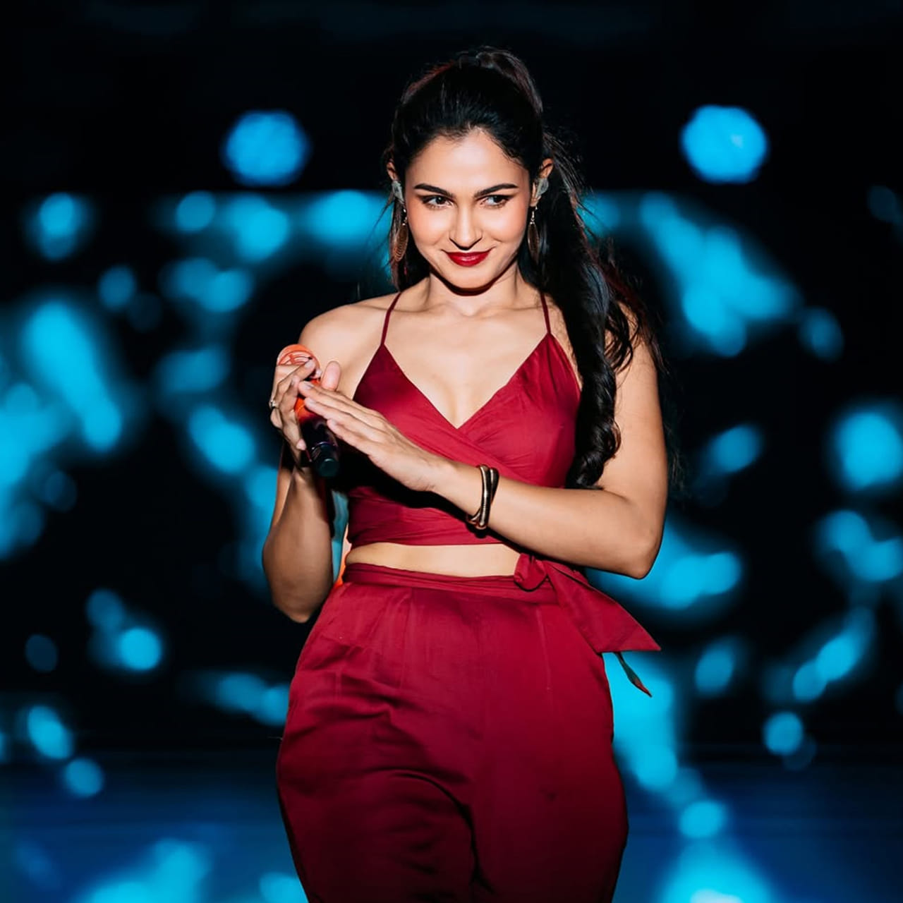  సెల్వరాఘవన్ దర్శకత్వంలో కార్తి, రీమాసేన్, ఆండ్రియా ప్రధాన పాత్రల్లో వచ్చిన 'యుగానికి ఒక్కడు' (తమిళంలో ఆయిరత్తిల్ ఒరువన్) చిత్రం అప్పట్లో సంచలనం సృష్టించిన సంగతి తెలిసిందే. అడ్వెంచర్ ఫాంటసీ డ్రామాగా తెరకెక్కిన ఈ సినిమా బాక్సాఫీస్ వద్ద ఆశించిన విజయం సాధించకపోయినా.. ఆ తర్వాత ఒక కల్ట్ క్లాసిక్ హోదాను సంపాదించుకుంది. 